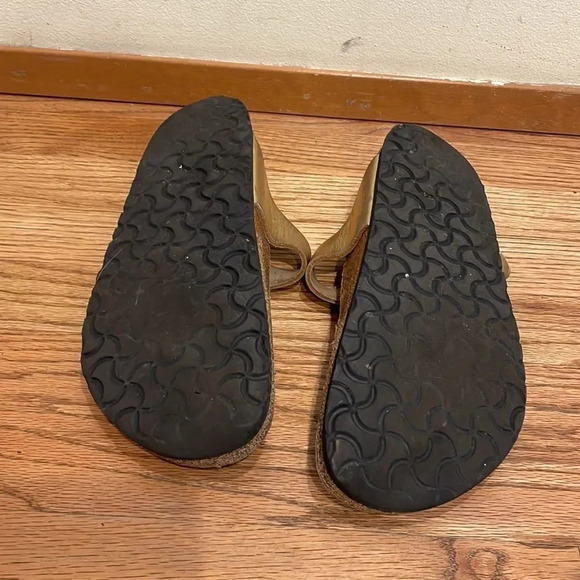 𝅺birkenstock woman’s gold sandals - Picture 14 of 14